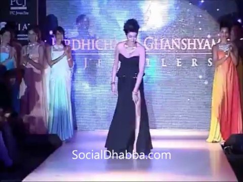 Sushmita Sen Wardrobe Malfunction at IIJW - India International Jewellery Week .wmv