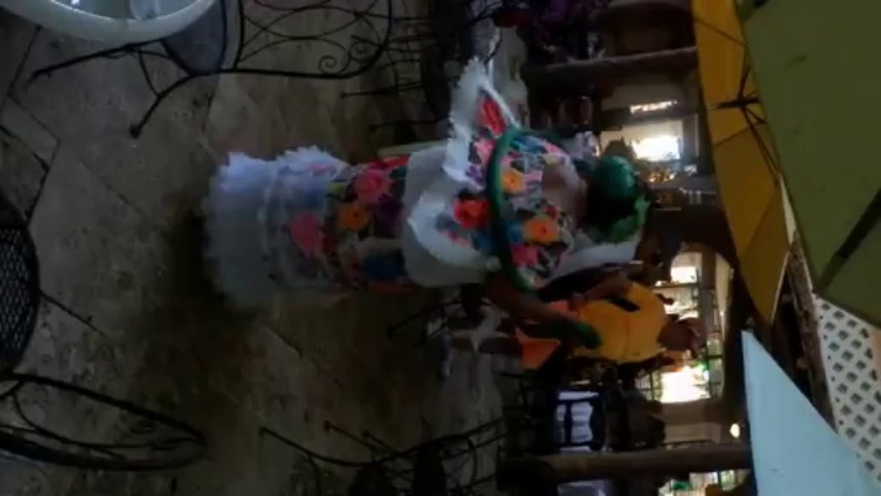 DANSES TRADITIONNELLES A CHICHEN ITZA  – ÉTAT DU YUCATAN –  (MEXIQUE)  LE 23 NOVEMBRE 2013