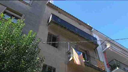 Arroja a su madre al vacio desde un tercer piso .