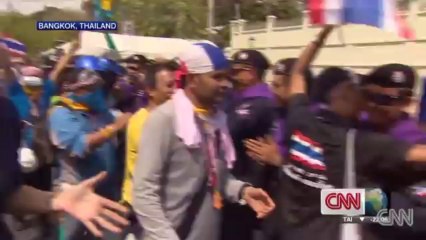 Thai police and protestors remove barriers, call truce