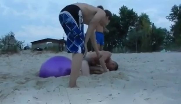 Huge fail at the beach: jumping on a giant ball!!