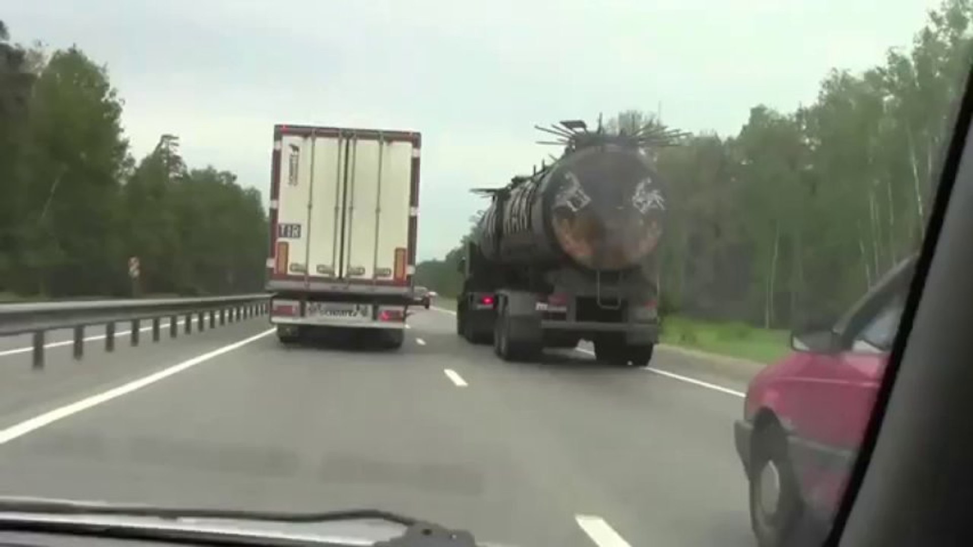 The real and frightening Mad Max Truck in the Traffic!! - Vidéo Dailymotion
