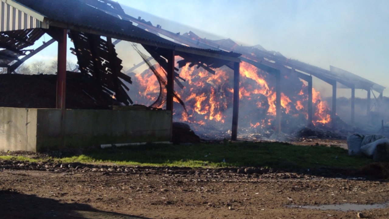 Un hangar agricole en feu