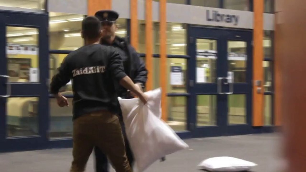 Bataille d'oreiller avec des inconnus en caméra cachée