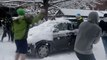 Des étudiants attaquent des automobilistes pendant une bataille de neige