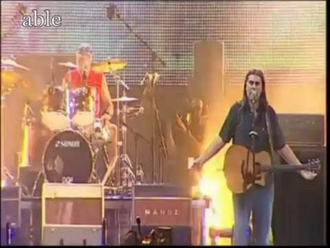 Είμαι ένα γέλιο κρεμασμένο στο μπαλκόνι σου - Πυξ Λαξ