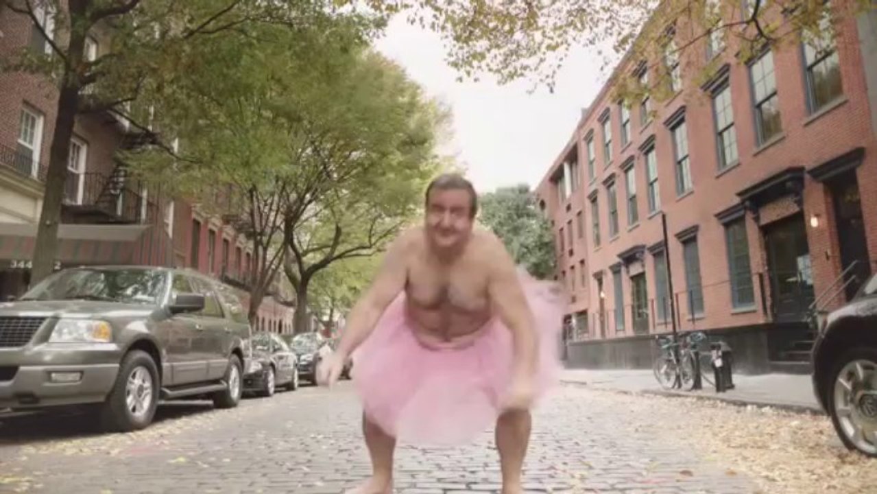Un homme en tutu rose pour faire rire sa femme atteinte du cancer