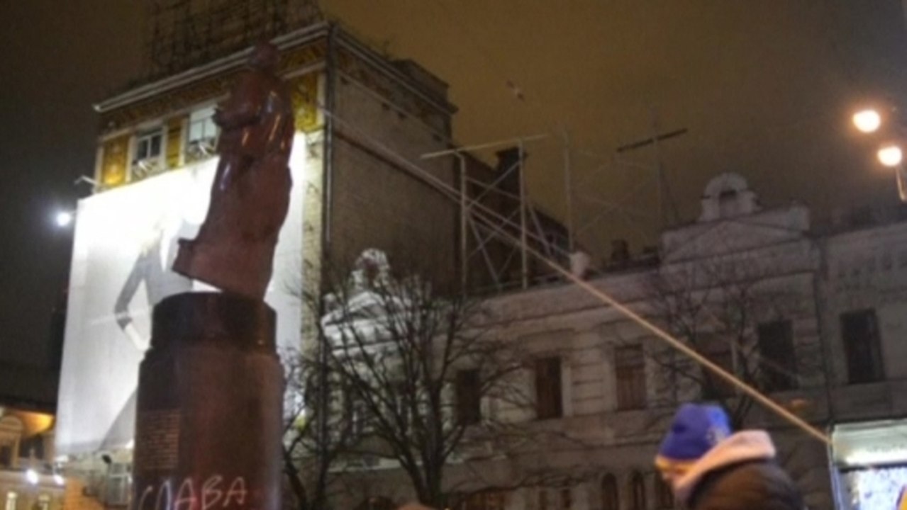 Protesters topple Lenin statue in Ukraine