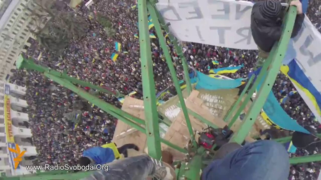 Ukraine : Manifestants en haut du sapin de Noël de Kiev