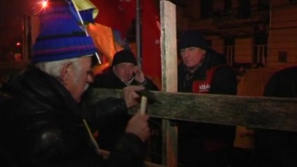 Ukraine protesters set up barricades