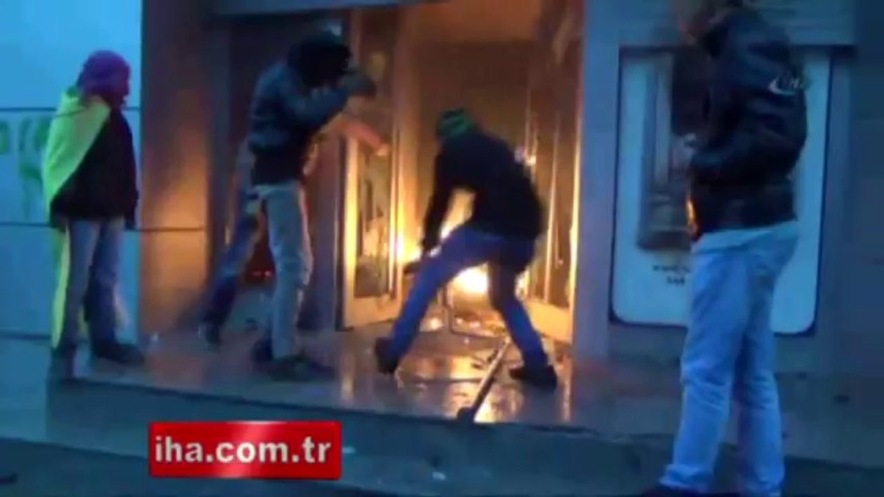 Yüksekova ilçesinde polisle çatışan yüzü kapalı grup, bir banka şubesi binasını ateşe verdi. (Low)