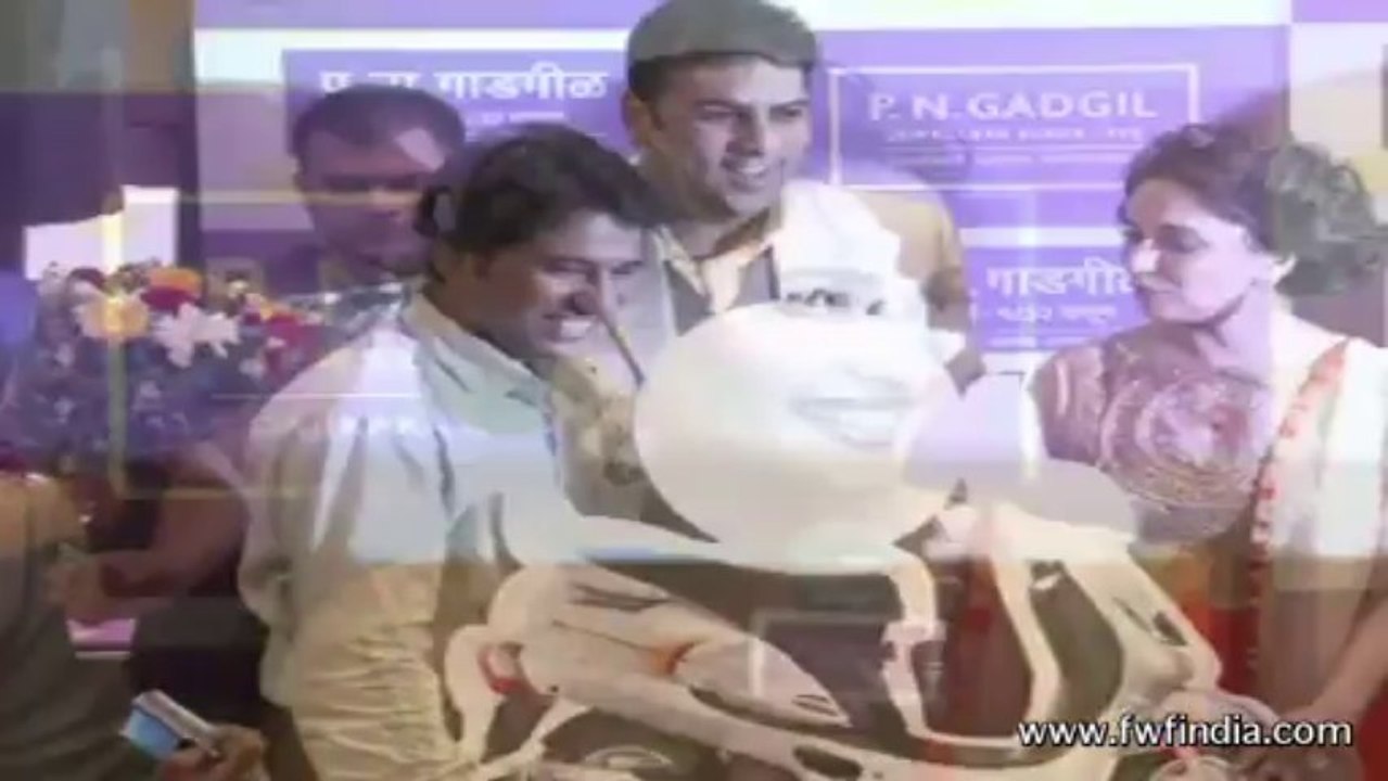 MADHURI DIXIT GIVE AWAY AWARDS TO PN GADGIL JWELLERS CONTEST WINNERS 1