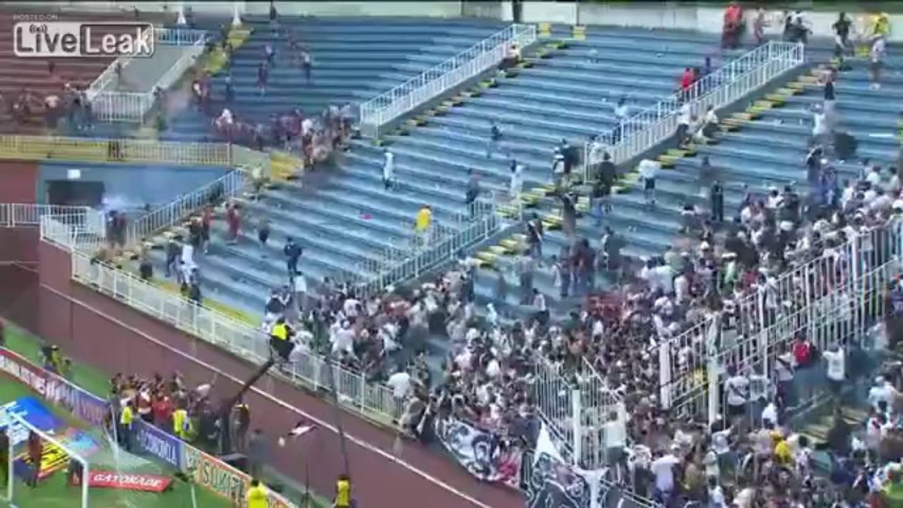 Nasty violence soccer _ fottball hooligans Paranense vs Vasco de Gama