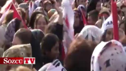 Tải video: Erdoğan'ın mitinginde saç başa kavga