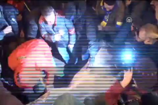 Göstericiler Lenin'in Heykeli'ni parçaladı