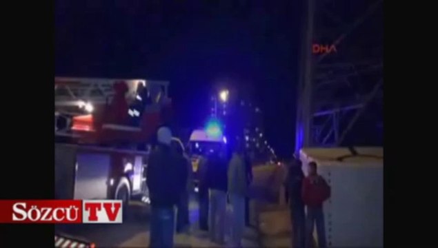 Çocuklarını göremeyince 3. kez direğe çıktı