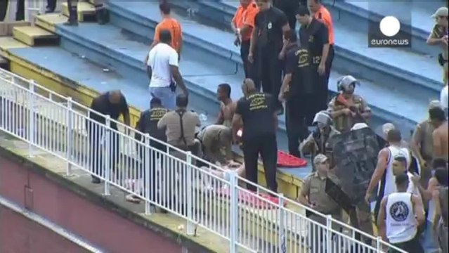 Batalla campal en un estadio de fútbol de Brasil