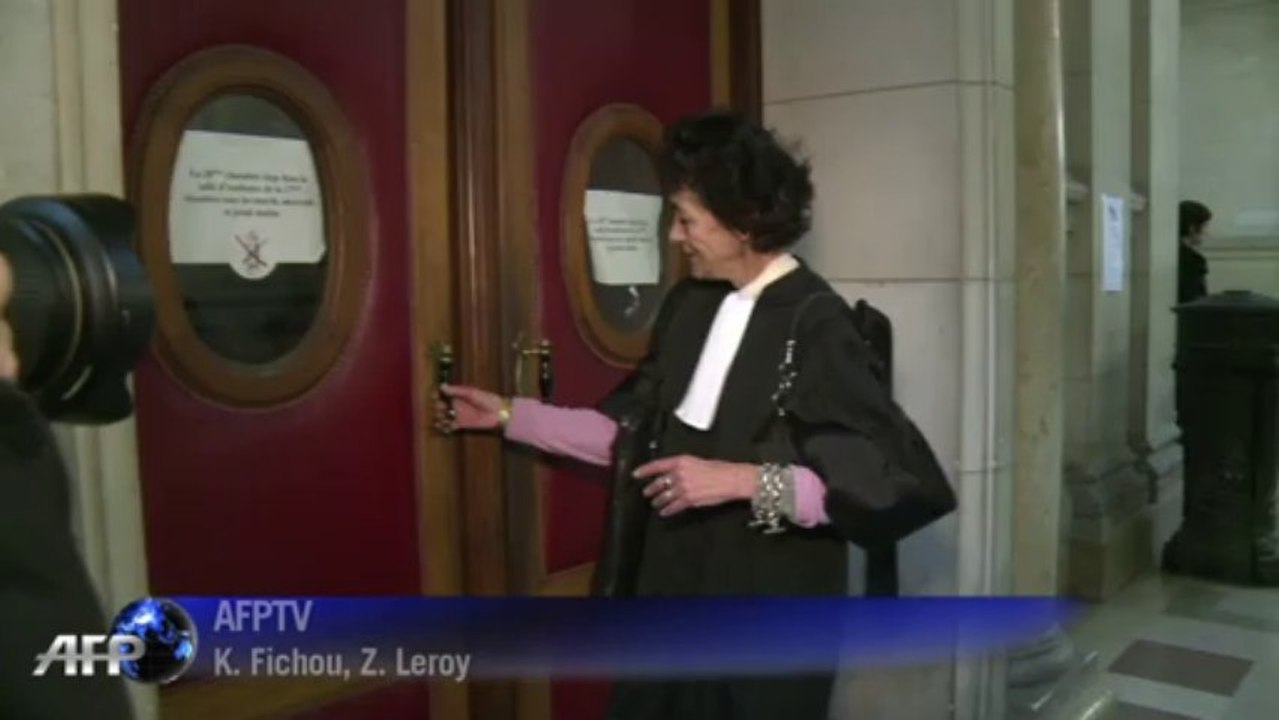 Carlos jugé à Paris pour outrage en marge de son dernier procès