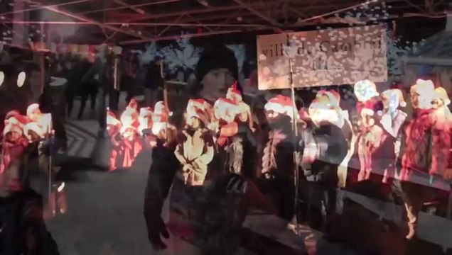 Saint Nicolas descend de l'hôtel de ville de Cambrai