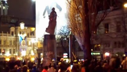 Ukraine protests: Lenin statue is torn down and smashed