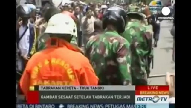 Indonesia: varios muertos al arrollar un camión cisterna un tren de pasajeros
