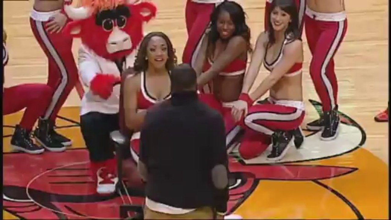 La mascotte des Chicago Bulls fait sa demande en mariage. Enorme...