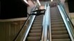 Descendre un escalator en grand écart.. FAIL !!