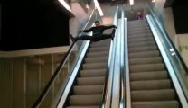 Descendre un escalator en grand écart.. FAIL !!