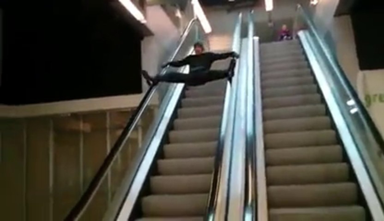 Descendre un escalator en grand écart.. FAIL !!