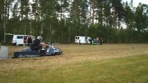 Motoneige transformée pour rouer sur l'herbe... trop puissant!