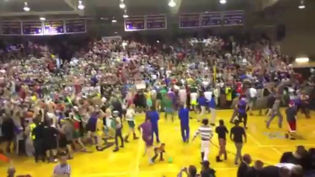 Coutumes bizarre de Taylor University : pas un bruit dans la foule!