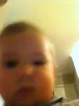 Un bébé se prend en photo : Le Selfie le plus jeune du monde