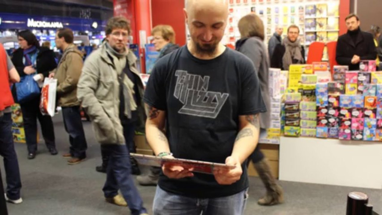 Françis ZEGUT d'RTL2 en dédicaces au Furet du Nord de Lille Englos