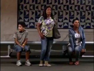 Chucky sort de la publicité dun arrêt de bus