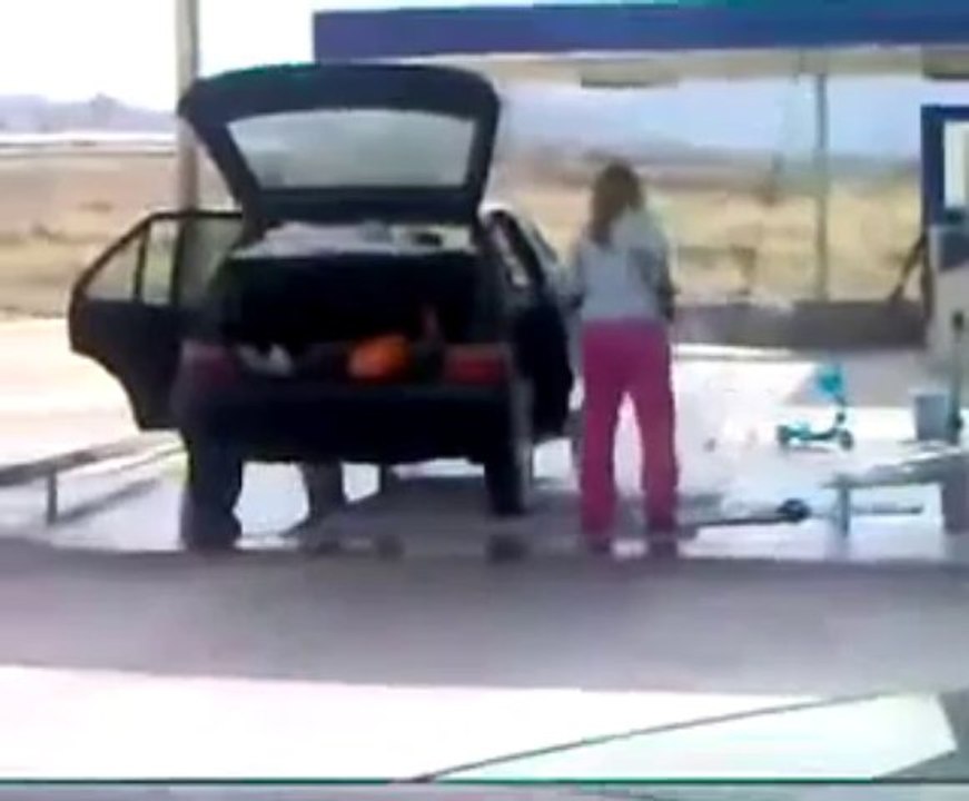 voila comment une blonde lave sa  voiture