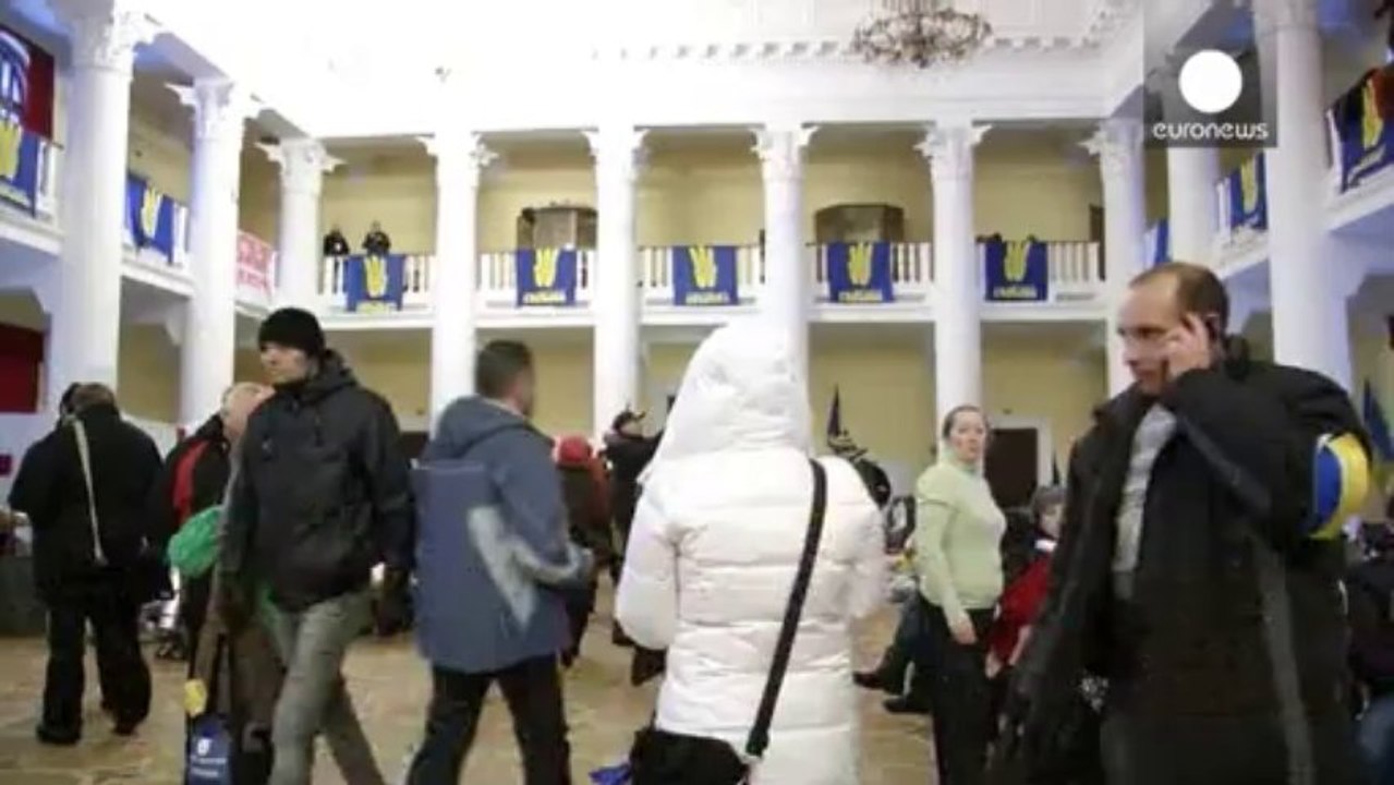 Los activistas proeuropeos del ayuntamiento de Kiev se preparan para rechazar el asalto policial