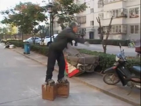 Chaussures de 400 kilos pour soigner son mal de dos