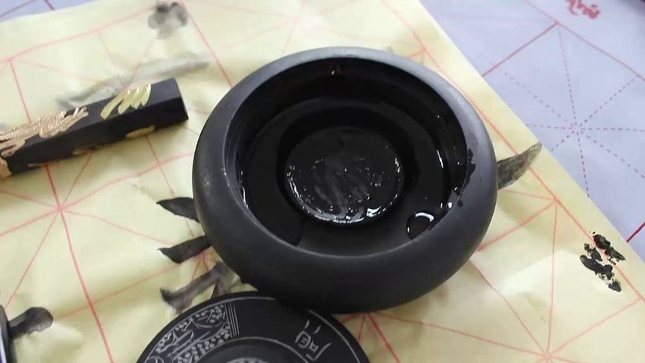 Les nuances de l'encre de Chine : utiliser la pierre à encre et encrier en calligraphie chinoise