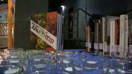 Los ciudadanos homenajean a Nelson Mandela en Casa África