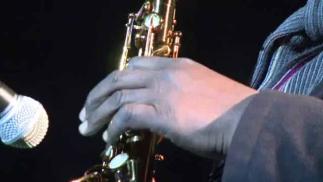 Paris: hommage au siège du Parti communiste à Nelson Mandela