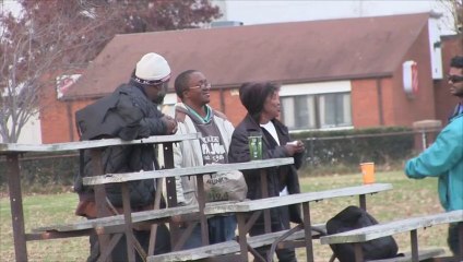 Changer le café en monnaie - Il piège des SDF!