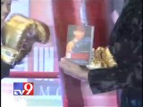 Amitabh Bachchan unveils Mary Kom’s autobiography - Tv9 Gujarat