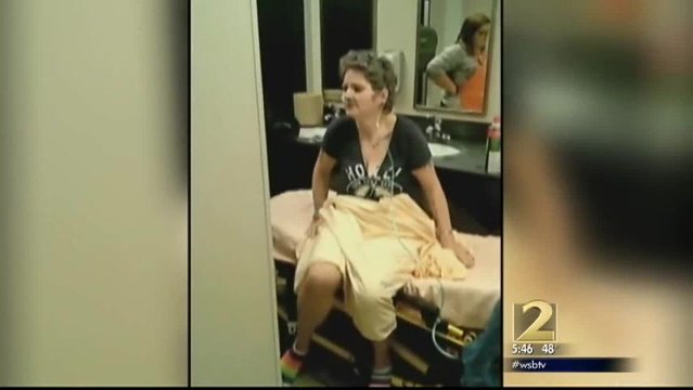 Une femme a les fesses collées aux toilettes