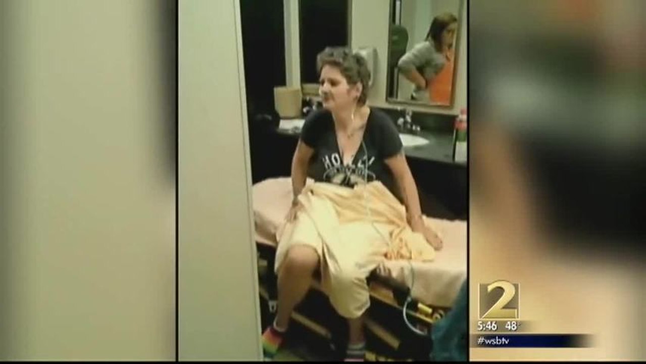 Une femme a les fesses collées aux toilettes