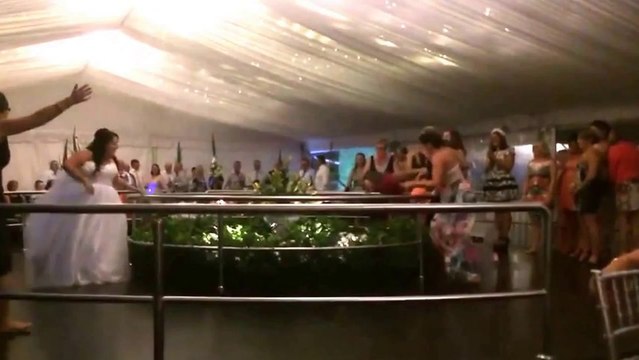 Attraper le bouquet de la mariée = EPIC FAIL