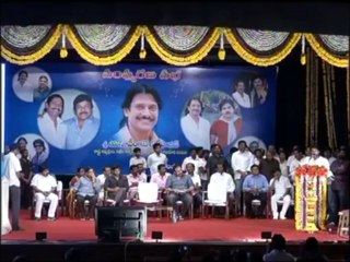 RamCharan, AlluArjun, Nagababu Presenting Cheque for Fan died in Bus Incident