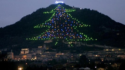 Le plus grand sapin de Noël du monde - Gubbio, Italie - Vidéo Dailymotion