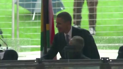 Saludo histórico entre Obama y Castro durante el funeral de Nelson Mandela