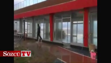 Dalgalar parkı su içinde bıraktı