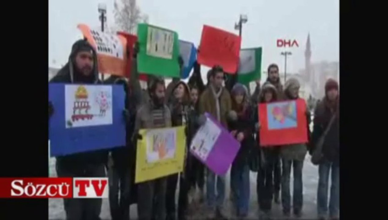 Kar altında "İnsan Hakları Günü" kutlaması
